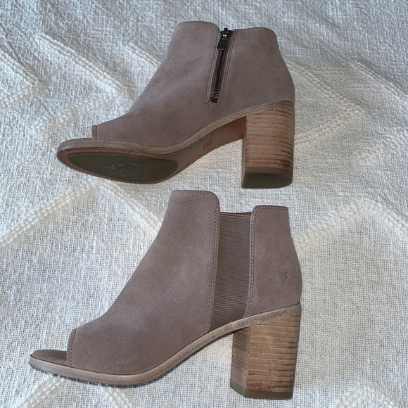FRYE Danica Chelsea Peep Toe Heeled Suede Booties Size 6 - Picture 8 of 16